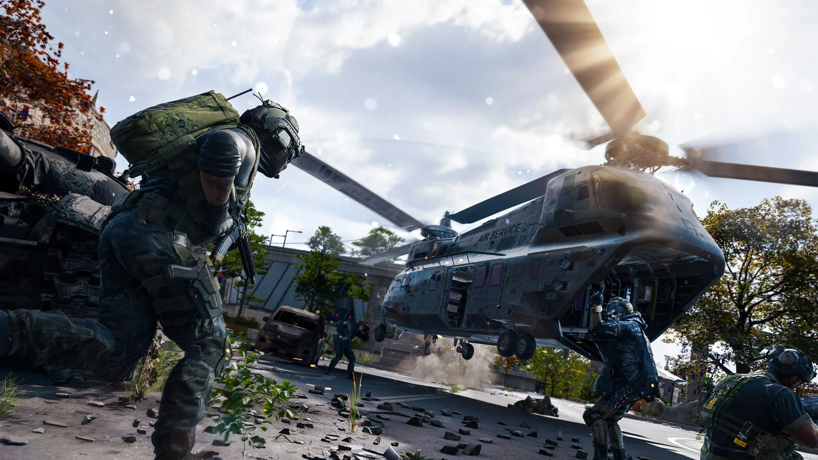 Soldados a correr para um helicóptero militar pousado numa estrada, numa cena do modo DMZ de Call of Duty: Modern Warfare 4