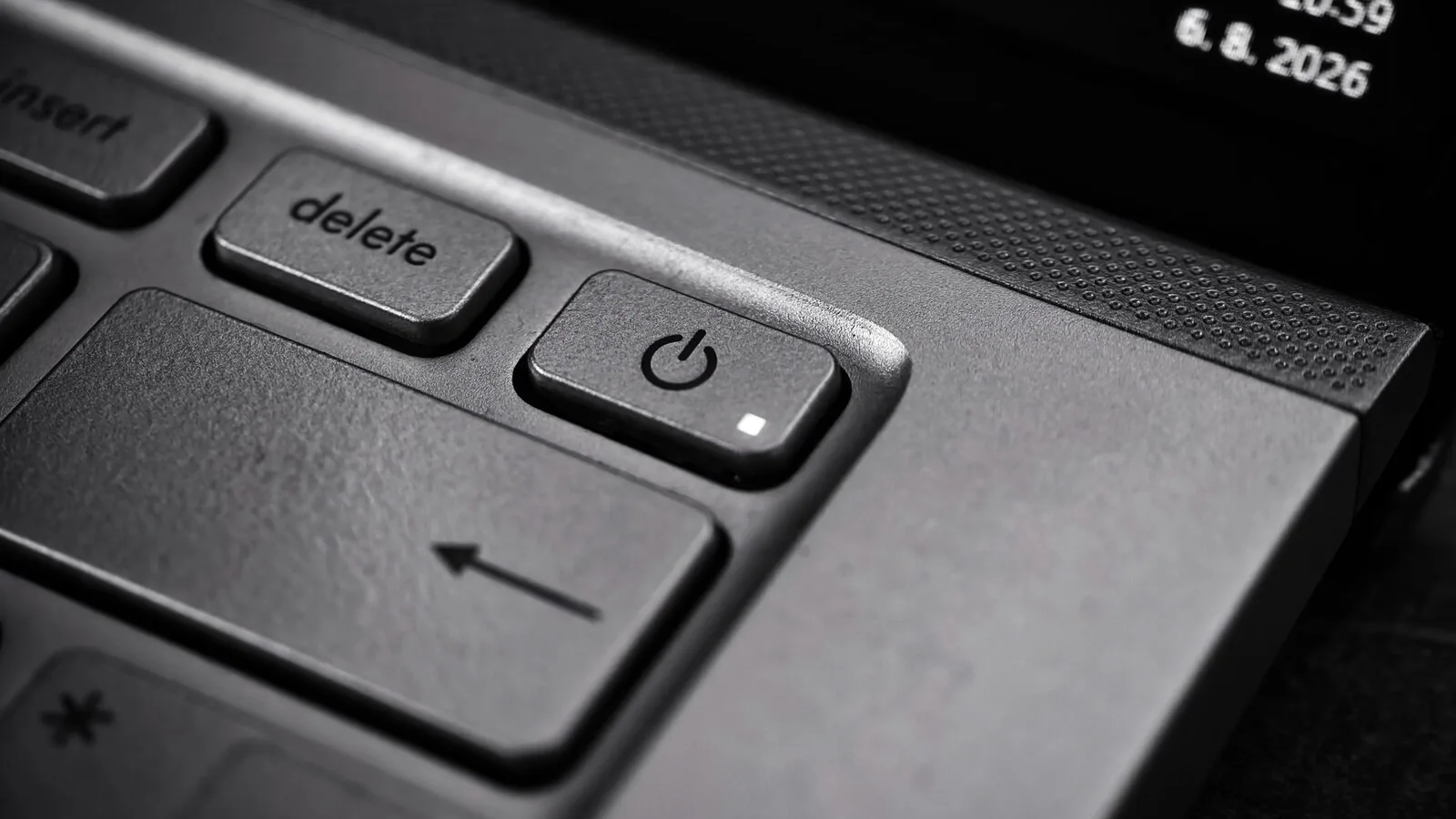 Botão de ligar no teclado de um portátil, com a luz acesa