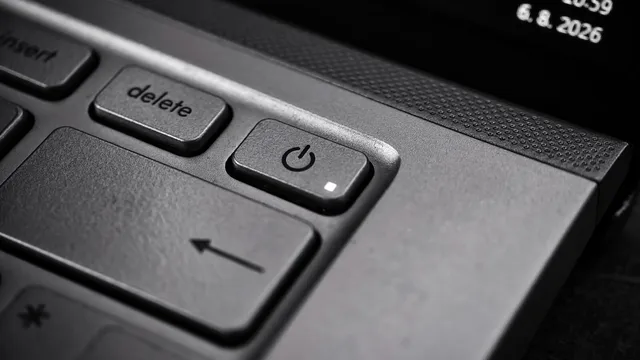 Botão de ligar no teclado de um portátil, com a luz acesa