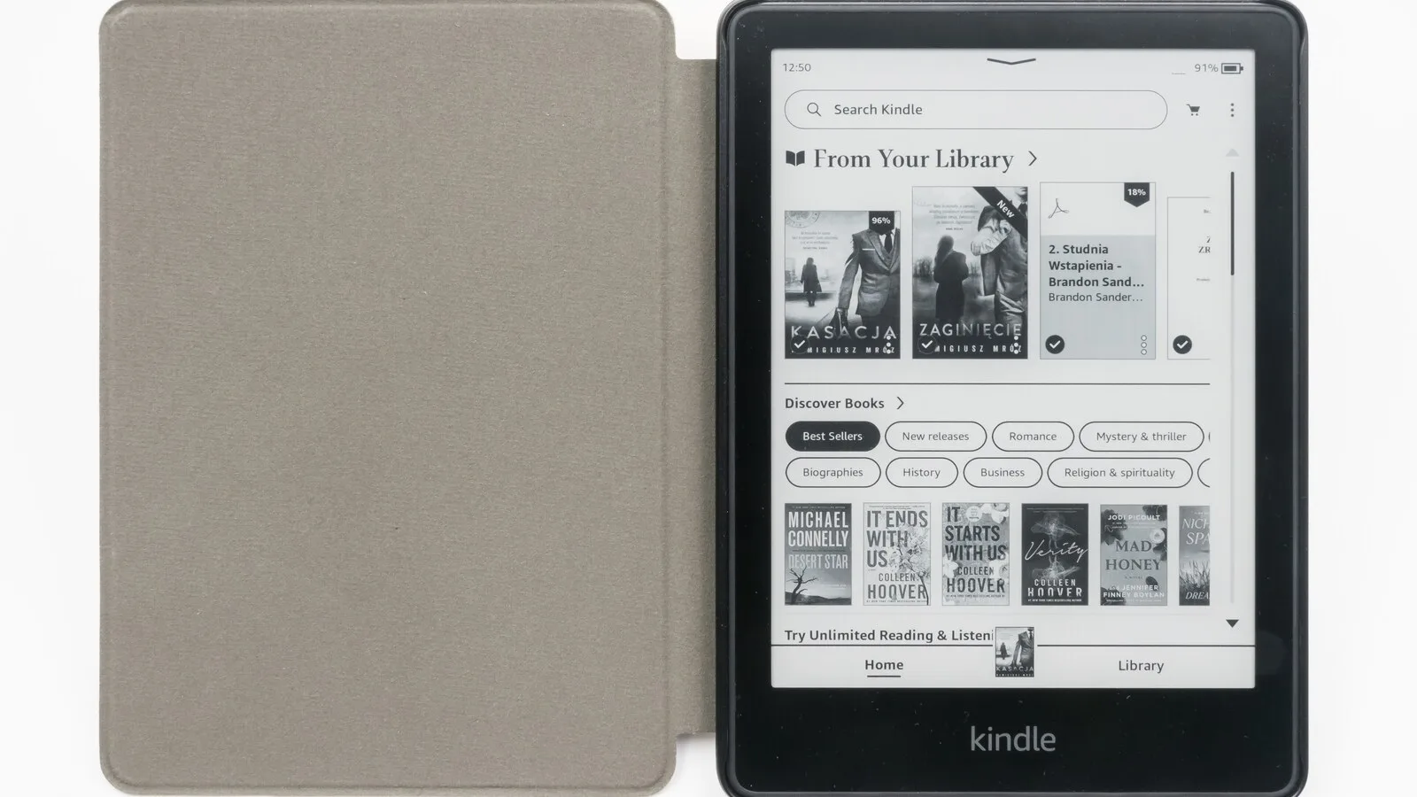 Kindle Paperwhite numa capa aberta, com o ecrã inicial a mostrar livros da biblioteca e um documento PDF