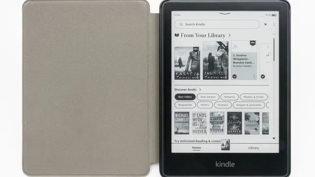 Kindle Paperwhite numa capa aberta, com o ecrã inicial a mostrar livros da biblioteca e um documento PDF