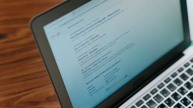 Portátil aberto numa página de resultados de pesquisa do Google