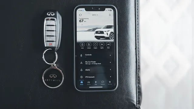 Comando de chave de um Infiniti ao lado de um telemóvel com a app da marca aberta, com botões para trancar, destrancar e ligar o motor