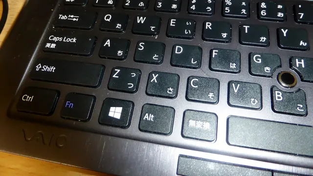 Pormenor do teclado de um portátil VAIO com as teclas Ctrl, Fn, Windows, Alt e as letras Z, X, C e V