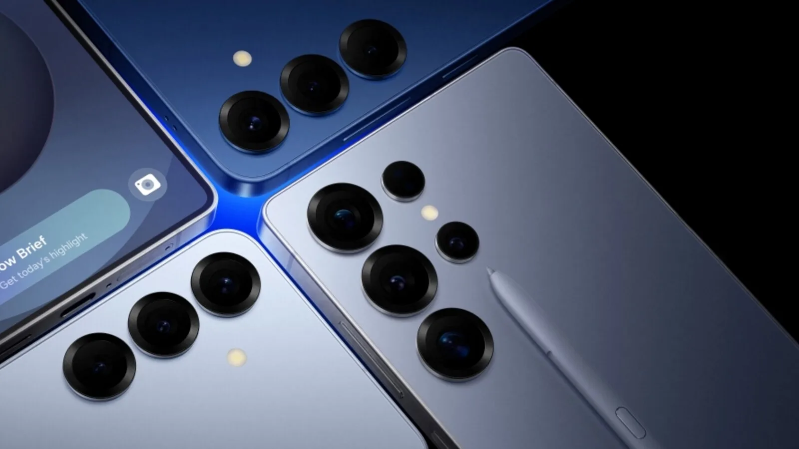Traseiras de três telemóveis Galaxy S25 em azul e cinzento, com as câmaras em destaque e uma S Pen ao lado, e o ecrã de um deles a mostrar o Now Brief