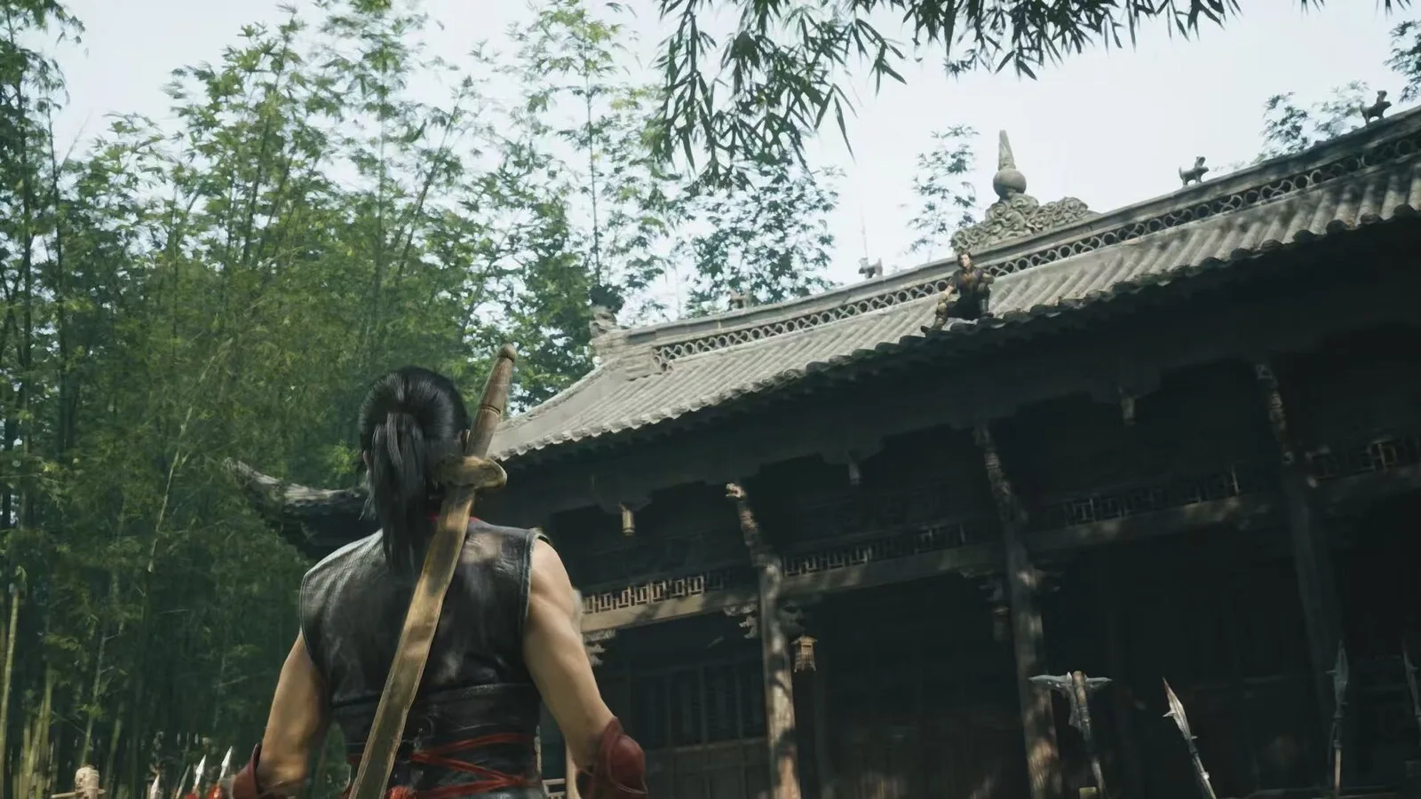 Guerreiro de cabelo comprido e espada às costas, visto de trás, em frente a um templo chinês rodeado de bambus, com outra personagem agachada no telhado