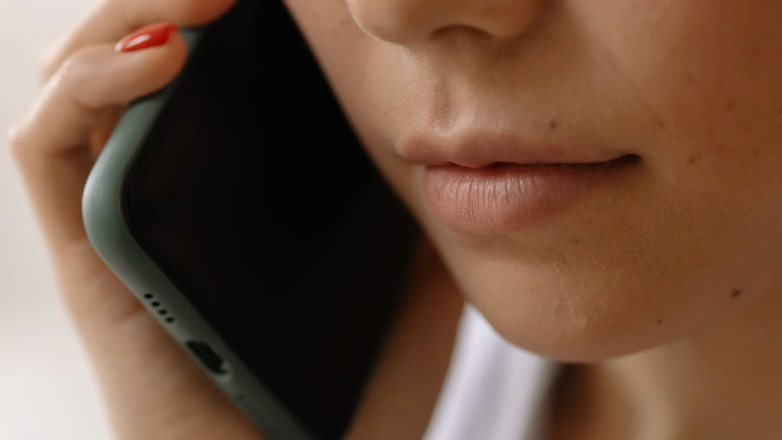 Mulher a falar ao telemóvel, vista de perto