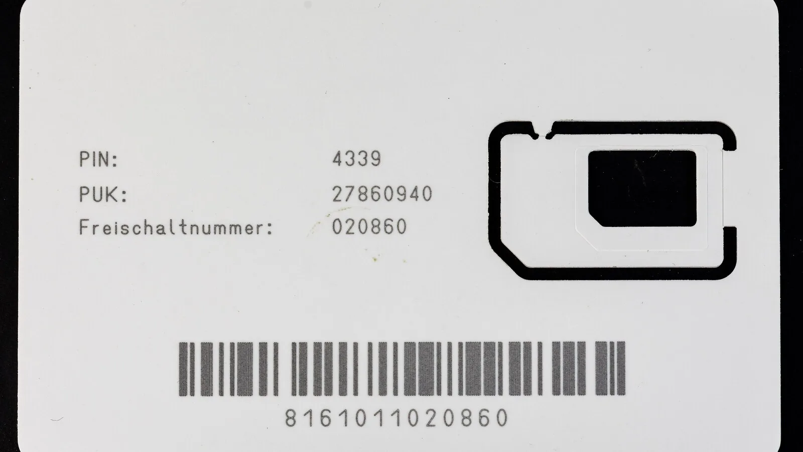 Suporte de plástico branco de um cartão SIM já destacado, com os códigos PIN e PUK impressos e um código de barras