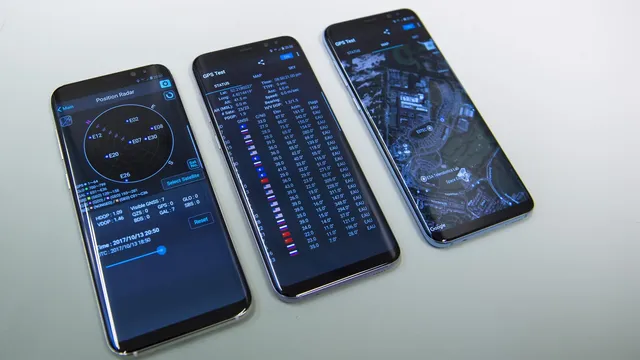 Três telemóveis Samsung pousados numa mesa com apps de diagnóstico de GPS abertas, a mostrar os satélites visíveis com bandeiras, um radar de posição e um mapa