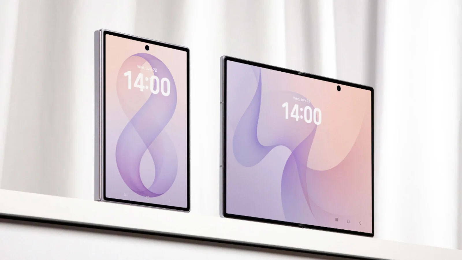 Dois Galaxy Z Fold8 em lavanda pousados numa prateleira branca, um dobrado em pé e outro aberto na horizontal, ambos a mostrar 14:00 no ecrã