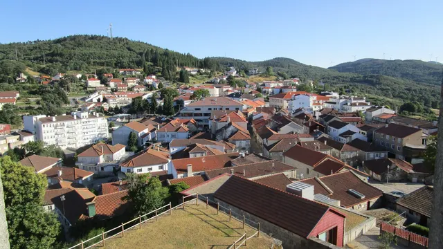 Vista da vila de Montalegre a partir das muralhas do castelo, com casas de telhados vermelhos e serra ao fundo