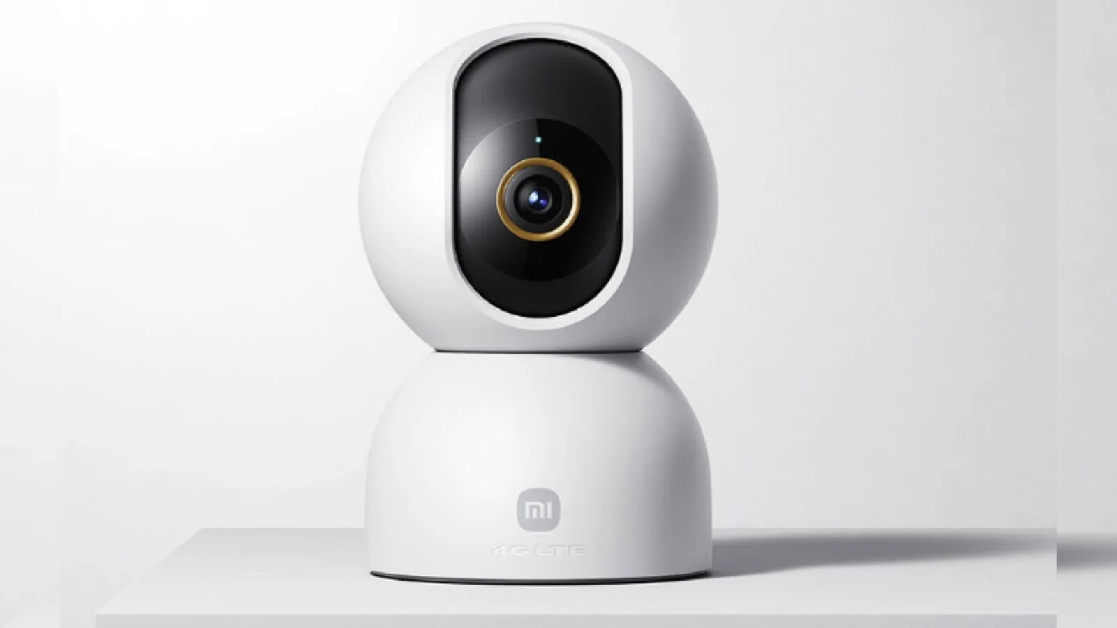 Câmara de vigilância Xiaomi branca e redonda, com a lente dentro de uma faixa preta, pousada num suporte branco