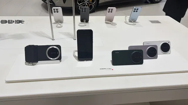 Vários telemóveis Xiaomi 17 Ultra expostos numa mesa branca de loja, vistos de trás, com o grande módulo de câmara circular
