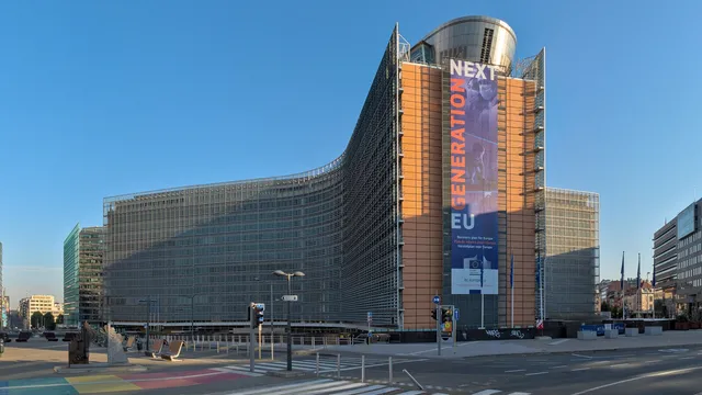 Edifício Berlaymont, sede da Comissão Europeia em Bruxelas, com fachada de vidro curva e uma faixa vertical na torre central