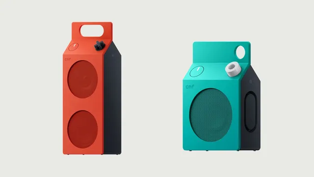 Duas colunas portáteis com forma de pacote de leite: uma laranja, mais alta, com pega e dois altifalantes, e uma turquesa, mais pequena, com um botão rotativo branco