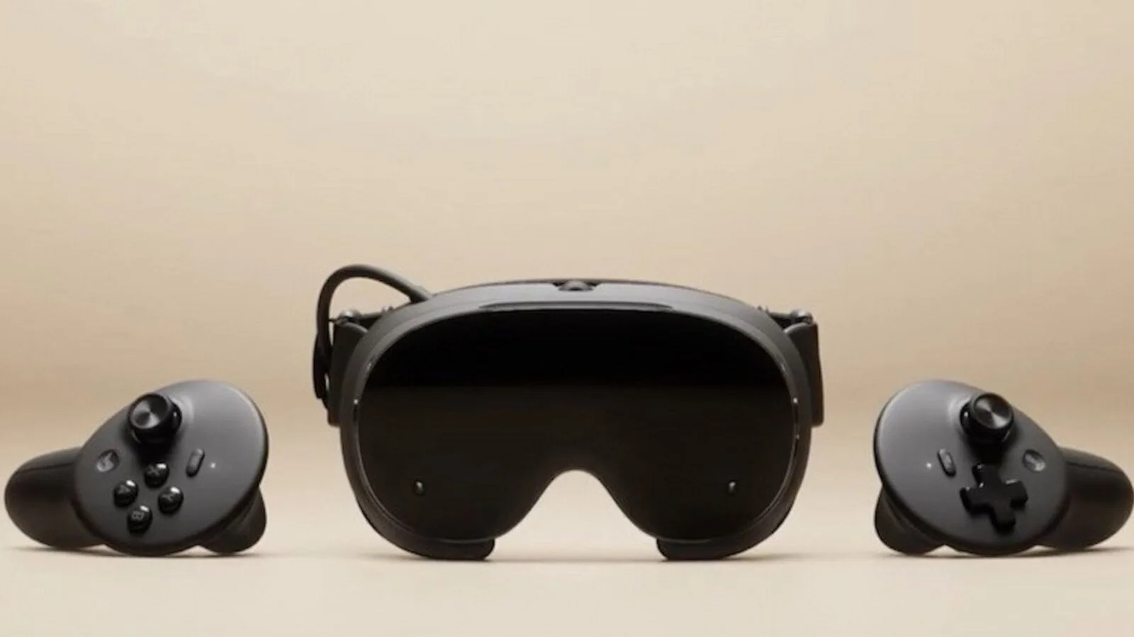 Óculos de realidade virtual Steam Frame, pretos, vistos de frente, com um comando de cada lado sobre um fundo bege