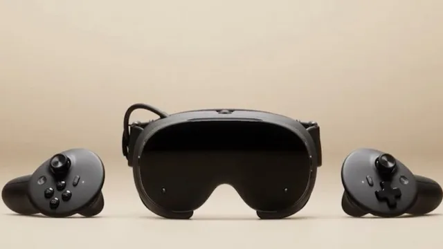 Óculos de realidade virtual Steam Frame, pretos, vistos de frente, com um comando de cada lado sobre um fundo bege
