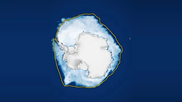 Mapa visto de cima da Antártida rodeada por uma coroa de gelo marinho branco e azul-claro, com uma linha amarela que marca a extensão mediana, sobre o oceano azul-escuro